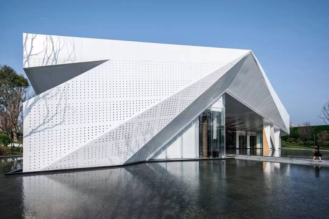 西安万科理想城舞动几何自由建筑