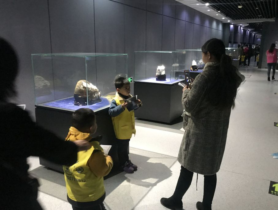牛山街道葛宅幼儿园走进水晶博物馆之寻宝活动