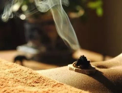 主任医师认为小美素体阳虚,加之夏季喜食冷饮,冬季又爱露脚踝,致冲任