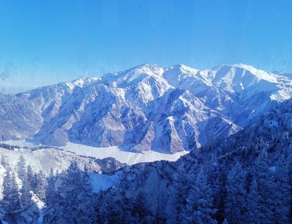 积雪不化的博格达峰,行走其中,处处是景,张张入画,深入其中,体验天山