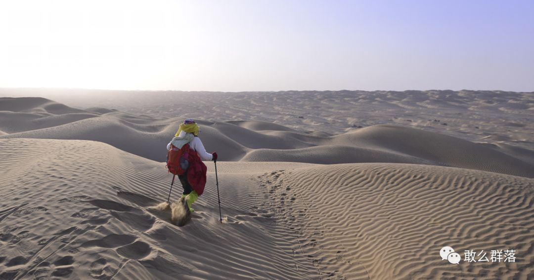 中国探险协会牛人花雕徒步横穿塔克拉玛干沙漠的探险家