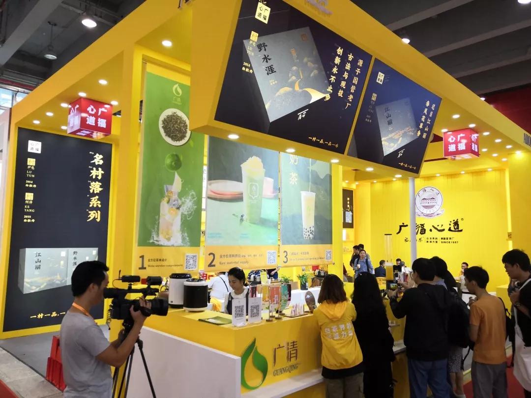 展位上,"新式饮品"的出现也是一大亮点,用湖林壹号奶茶,柠檬白茶等