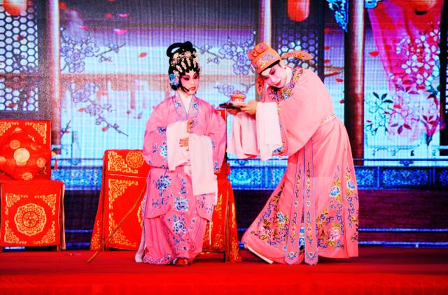 其中包括薛觉先,任剑辉,白雪仙,方艳芬,红线女,陈锦堂等等,他的粤剧