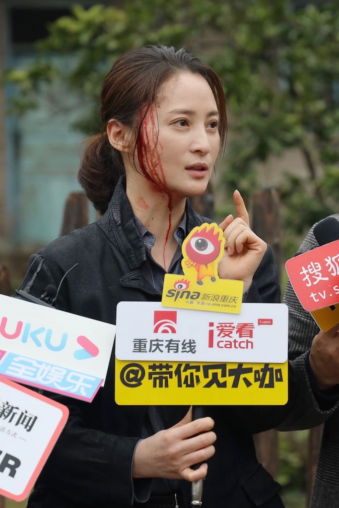 迷雾追踪蒋勤勤战损硬核亮相董畅专注演绎获赞