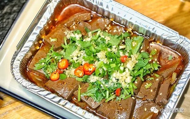 来几个下酒,又饱腹的锡纸菜,可以直接吃,也可以放到石板上持续加热.