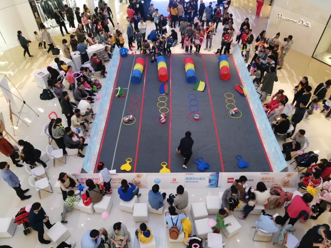 这是11月24日,华采天地 "感动有招 快乐同行"亲子嘉年华 的活动现场