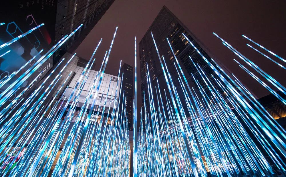 光之森矩阵",是由486支高达6米的led灯杆组成的六边形矩阵艺术装置