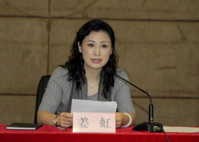 我国最美大学女校长容颜不输女明星却毕业于这所末流211