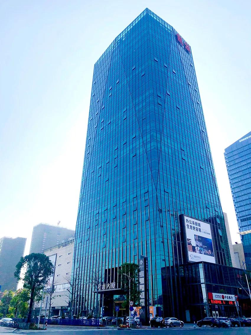 鲸域服务式办公位于龙汇大厦5楼鲸域配备专属空间运营官,还有一站式