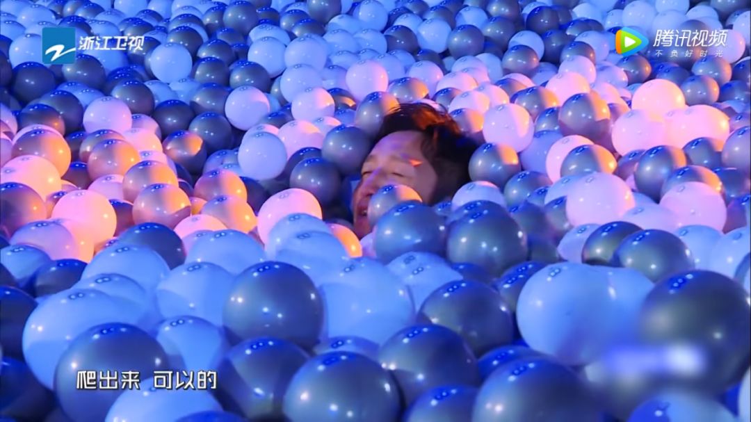 大声呼救说"我没知觉了";第5关邹市明体力耗尽,整个人被埋进海洋球