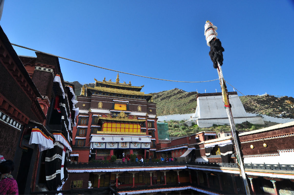 原创西藏探旅日喀则地区最大的寺庙挂有乾隆皇帝的巨幅画像