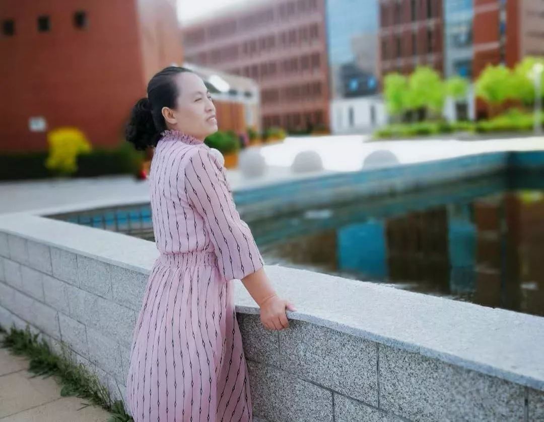 名师风采李俊丽雷厉风行女中豪杰干练洒脱铿锵玫瑰