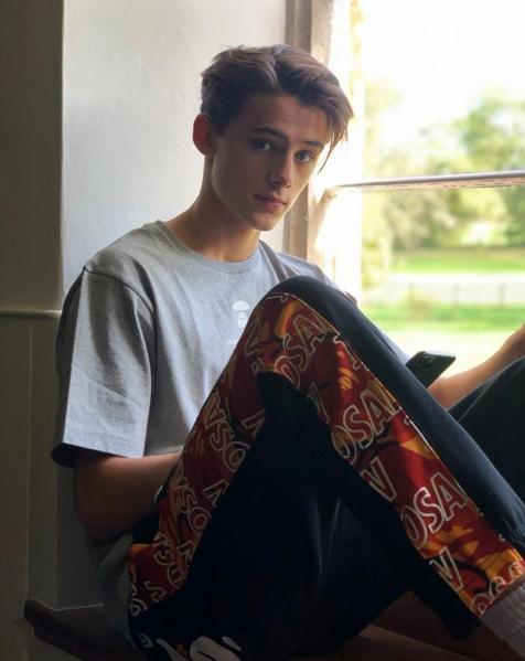 被誉为"世界第一帅少年"长大了!全脸无死角,穿白衬衫太撩了