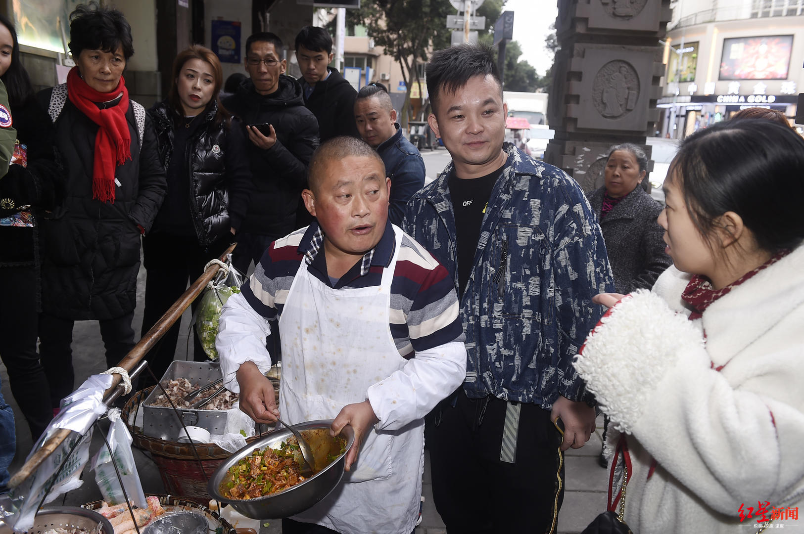 "王鸡肉"花百万救子后谈抖音走红:抖音才几年?我2013年就火了_温江