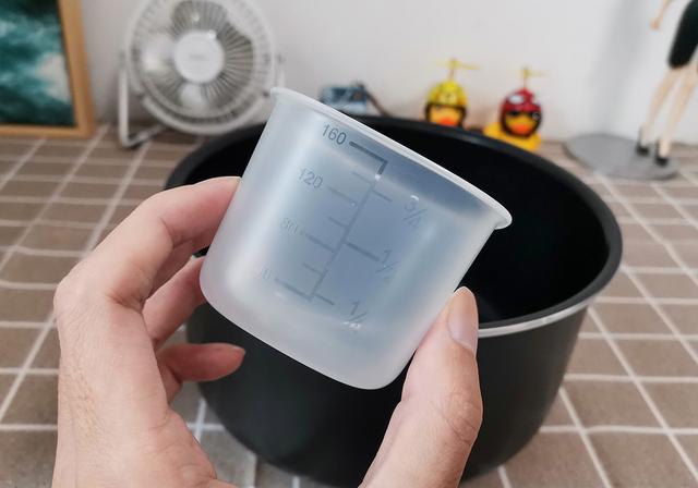 配备的量杯是160ml,虽然看起来不大,但我装满一杯倒进内胆,看起来挺多