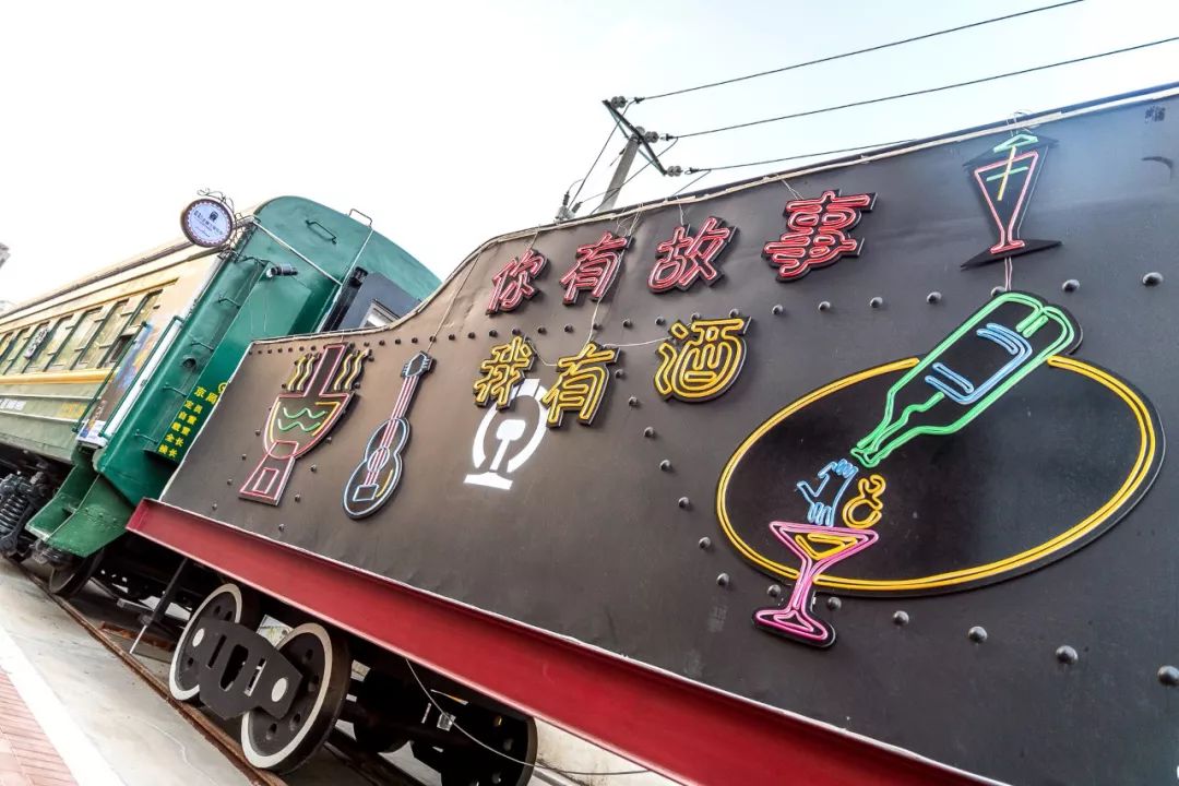 徐州首家他改造40年前的绿皮火车成火锅店请央视名人当大厨天天爆满