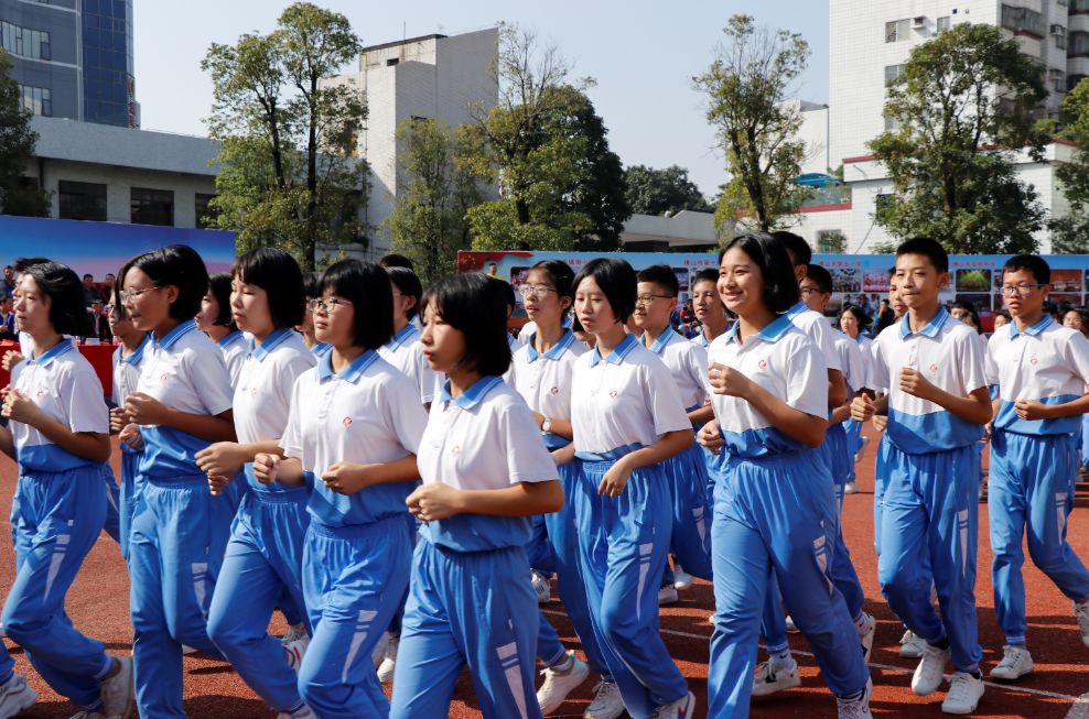 佛山中小学启动冬季长跑还有千名学子秀出体艺特长