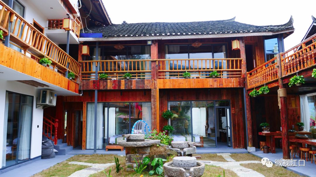 情书民宿坐落在铜仁市江口县梵净山寨沙侗寨,地理位置优越,北临梵净山