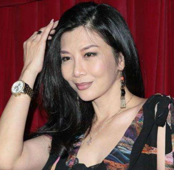 她靠拍"风月片"成影后,成龙都没有追到手,如今56岁活成这样_吴家丽
