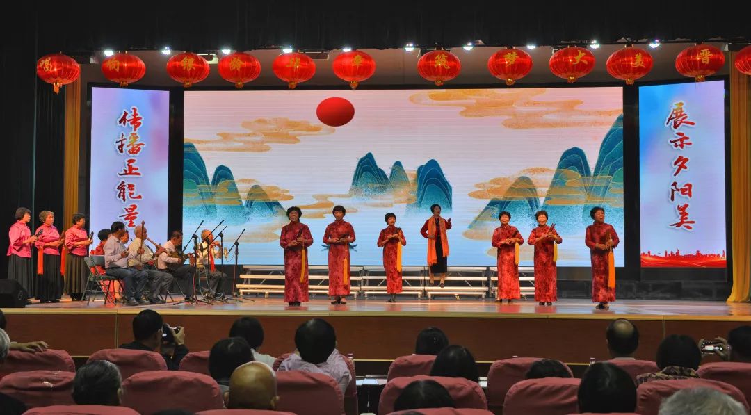 在庄珺榆老师的精心指导下,排练一出南音大合唱《出画堂》,从学员演唱