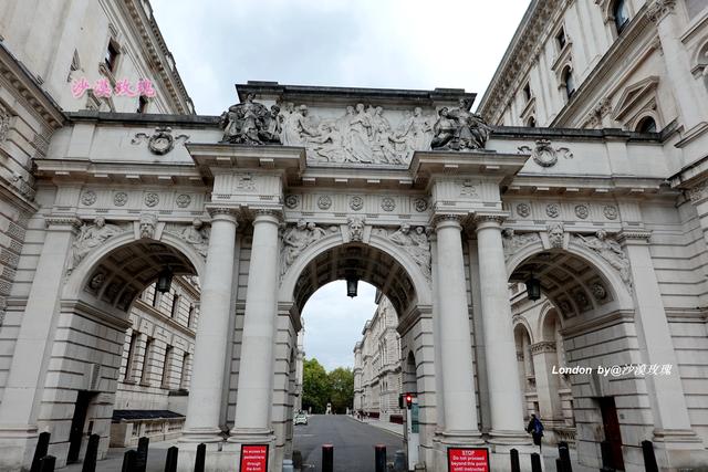 第一个经过的路口是查理国王街,里面是英国财政部和外交部.