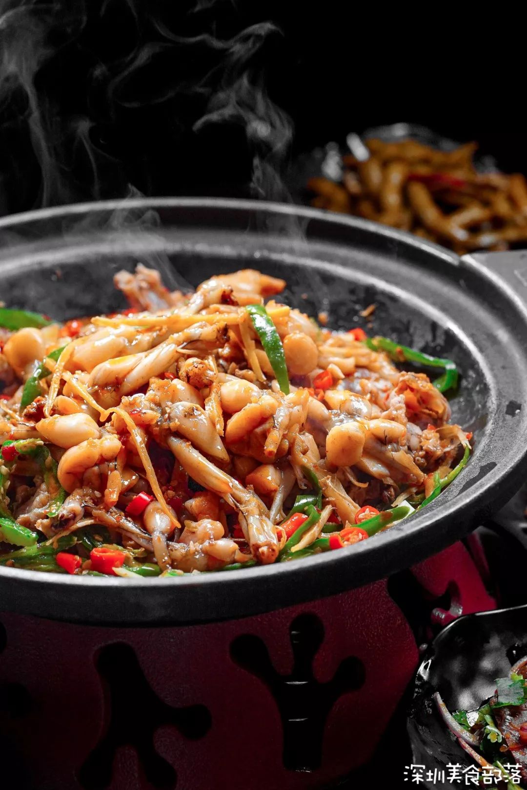 这款鲜嫩仔姜牛蛙锅是最近才能吃到的新品,样子看着新鲜,但可别小瞧它