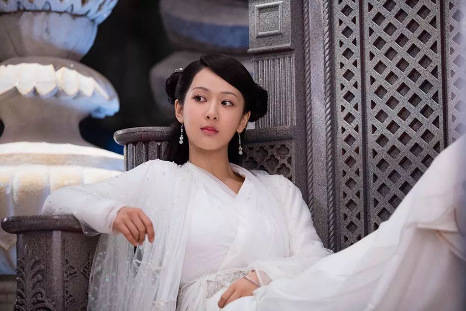 杨紫在电视剧《龙珠传奇》中饰演李易欢,剧中杨紫身穿宫廷装的模样