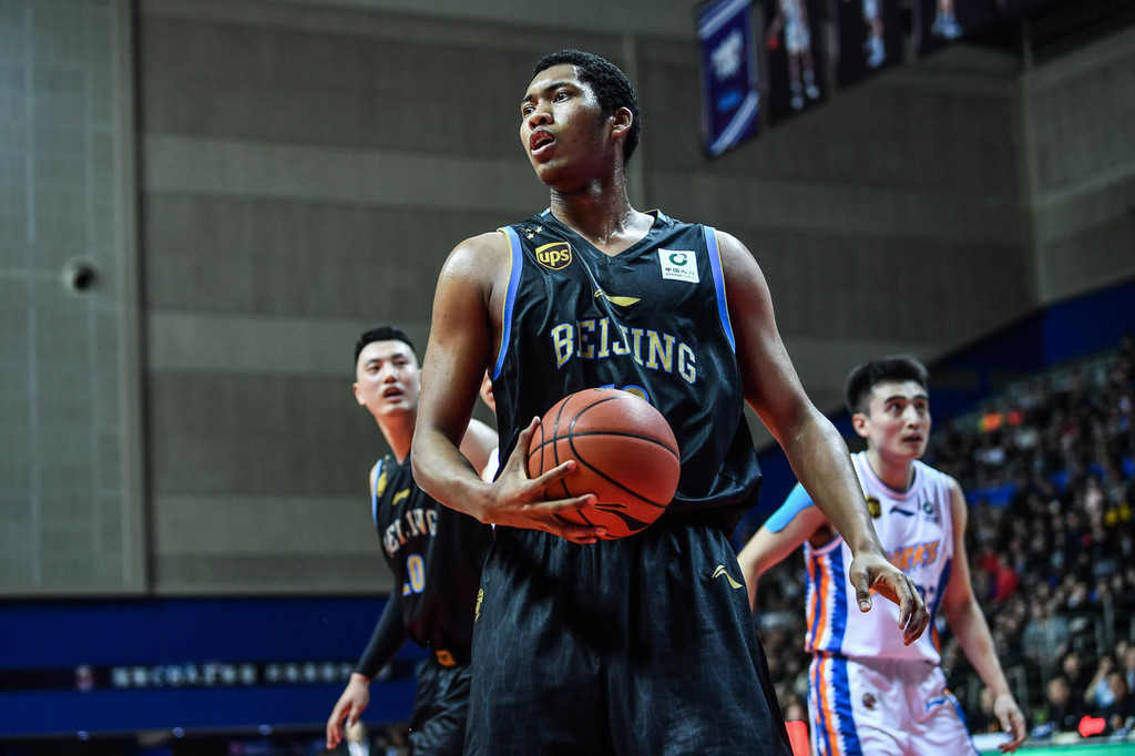 一个正儿八经的大中锋坐镇,混血中锋丘天在个人第三个cba赛季继续沉沦