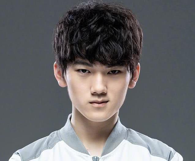 卡萨离队2.5小时后,就被曝出在tes基地出现?_karsa