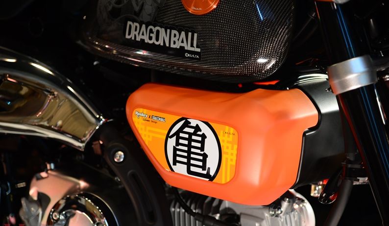 并辅以四星龙珠的cnc铝制圆形标志,下方的空滤则是龟仙人的标志性象征