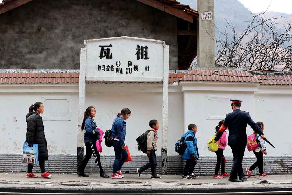 此列车是站站停列车,沿途上下车的学生很多,但最多的集中的喜德县境内