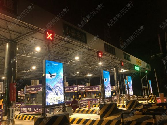 面对市场需求逐渐增大户外广告机突显魅力