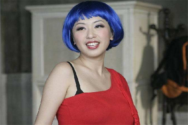 《让子弹飞》中,那位"肚兜"被扯飞的女演员,如今怎么样了?