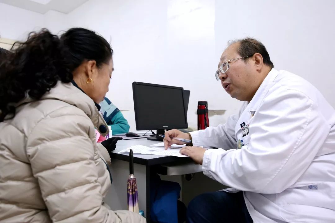 辽宁省金秋医院菊香爱心团队到铁岭市昌图县中心医院开展义诊送健康