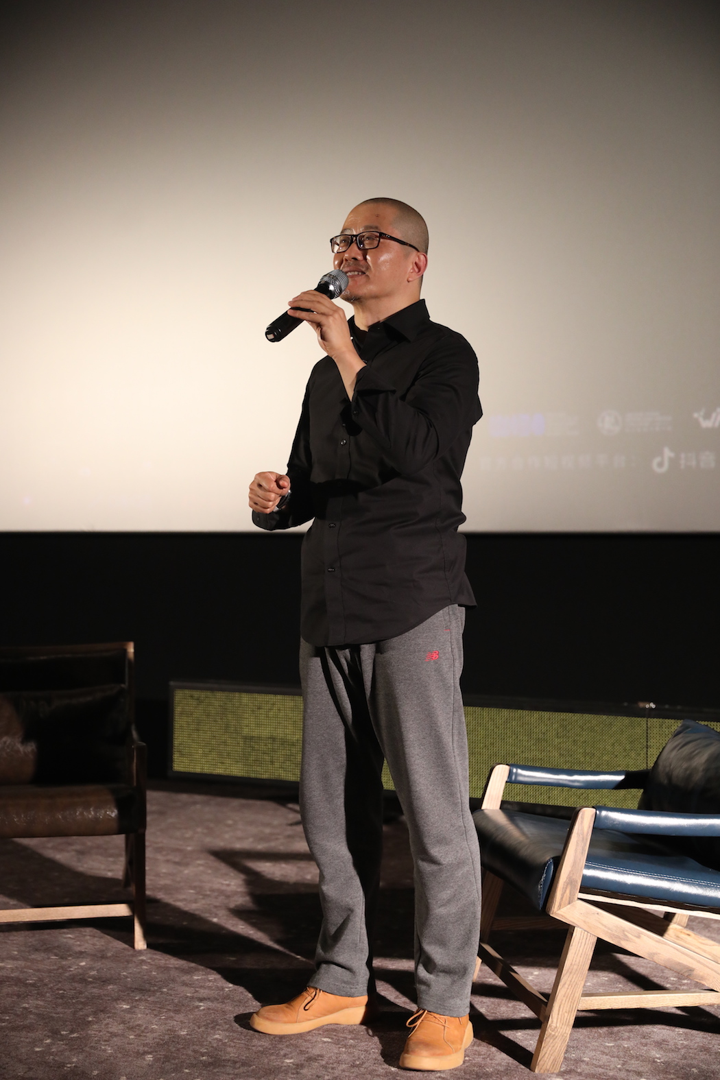 入围长片"单元中,电影《春江水暖》的制片人黄旭锋出席映后交流环节