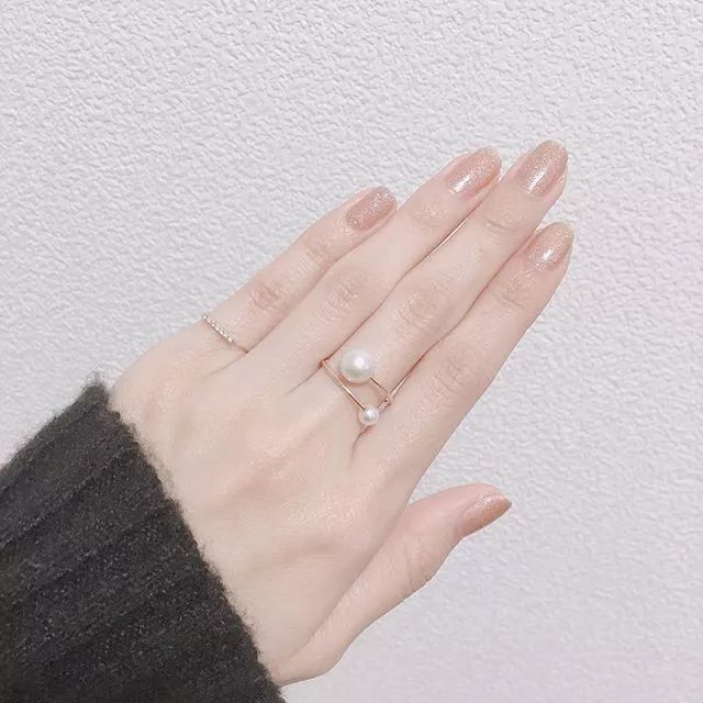 手黑适合做什么纯色美甲?