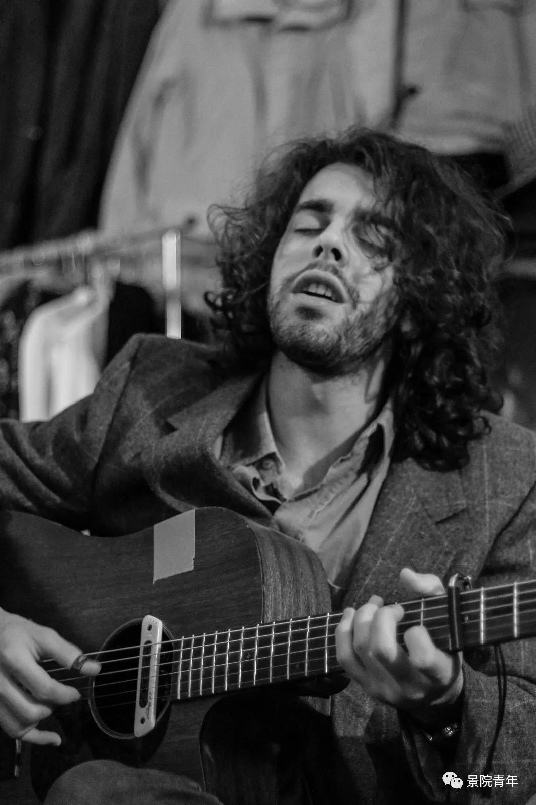 乐队由三名来自意大利和法国的青年组成,分别是主唱兼吉他手鲁道夫