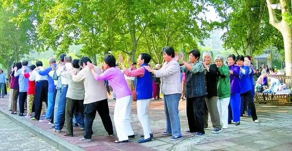 你永遠不知道公園健身的大爺大媽有多野!