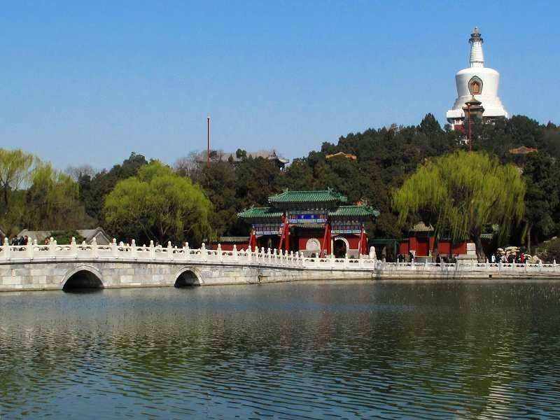 将其很多湖泊划入皇城,至明代又向南扩大形成现在的三海格式,即北海