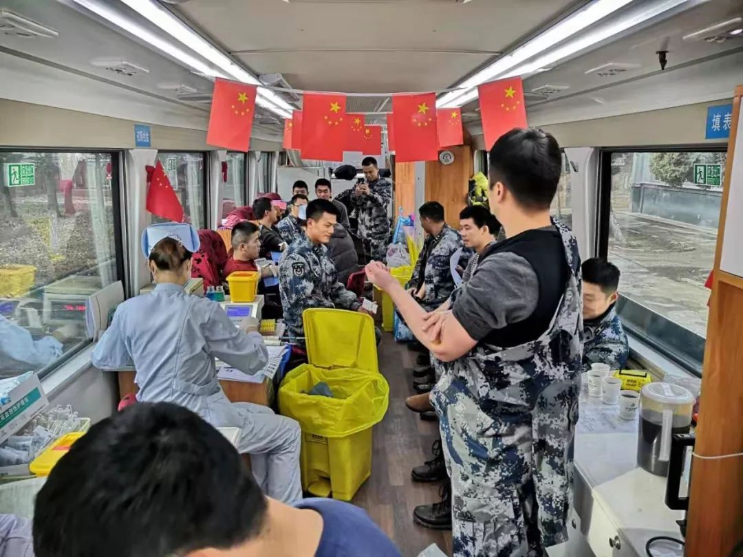 中国人民解放军93303部队官兵排队等候献血