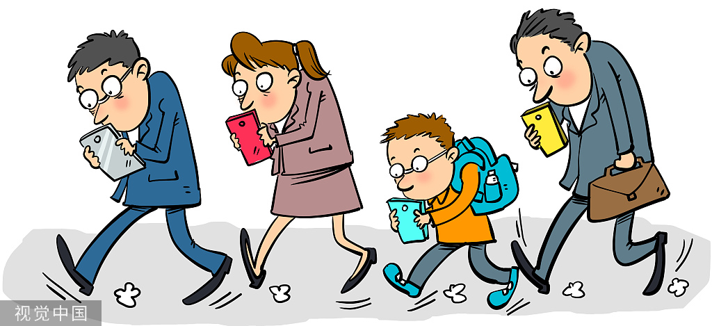 河南拟对马路低头族开两百元罚单专家立法立而不严难免流于形式