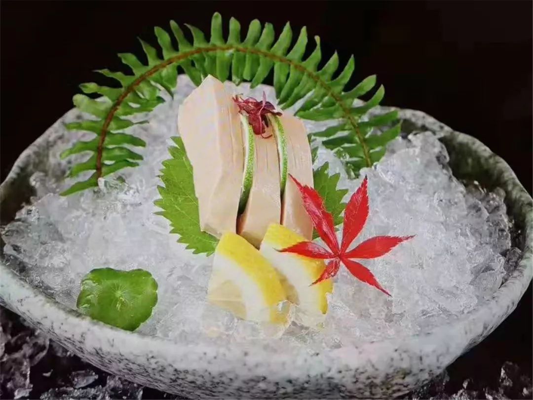 酸爽凤梨,脆香藕片还有清酒,混搭出全新的味觉体验.