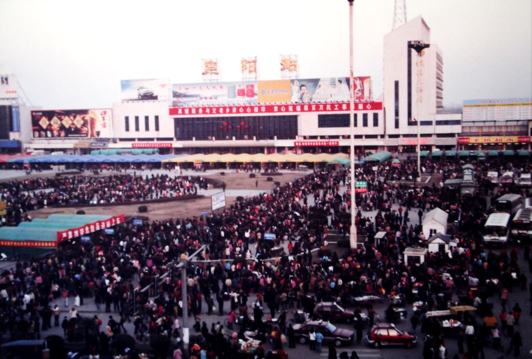 是90年代阜阳火车站的场景
