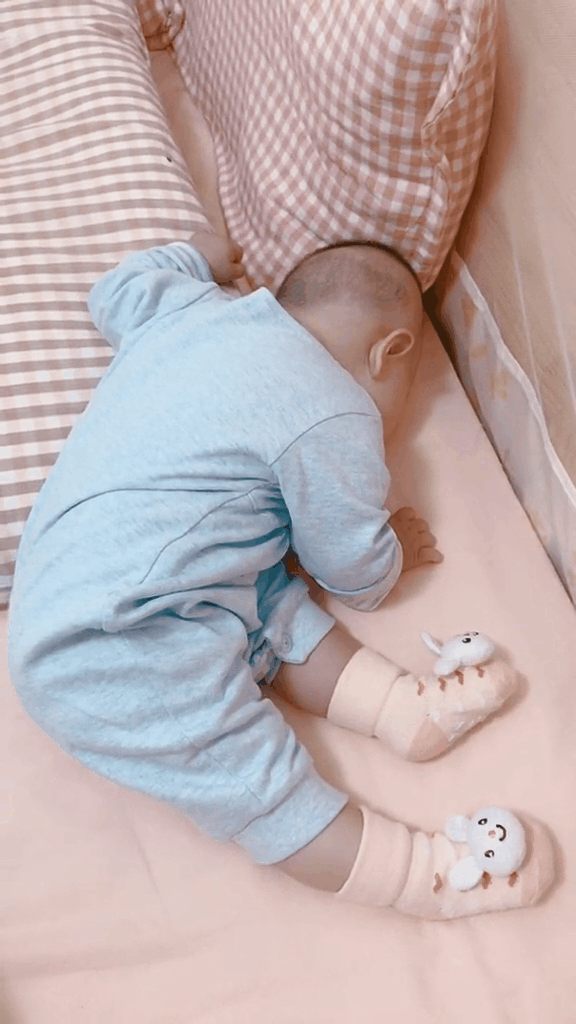 新生儿正确睡觉姿势图片