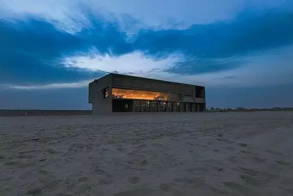 这座图书馆位于河北省秦皇岛北戴河海边.