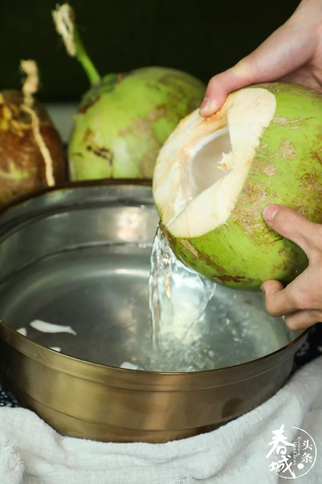 这里每个锅底坚持用三个椰子,几颗珍珠马蹄和椰肉熬底.