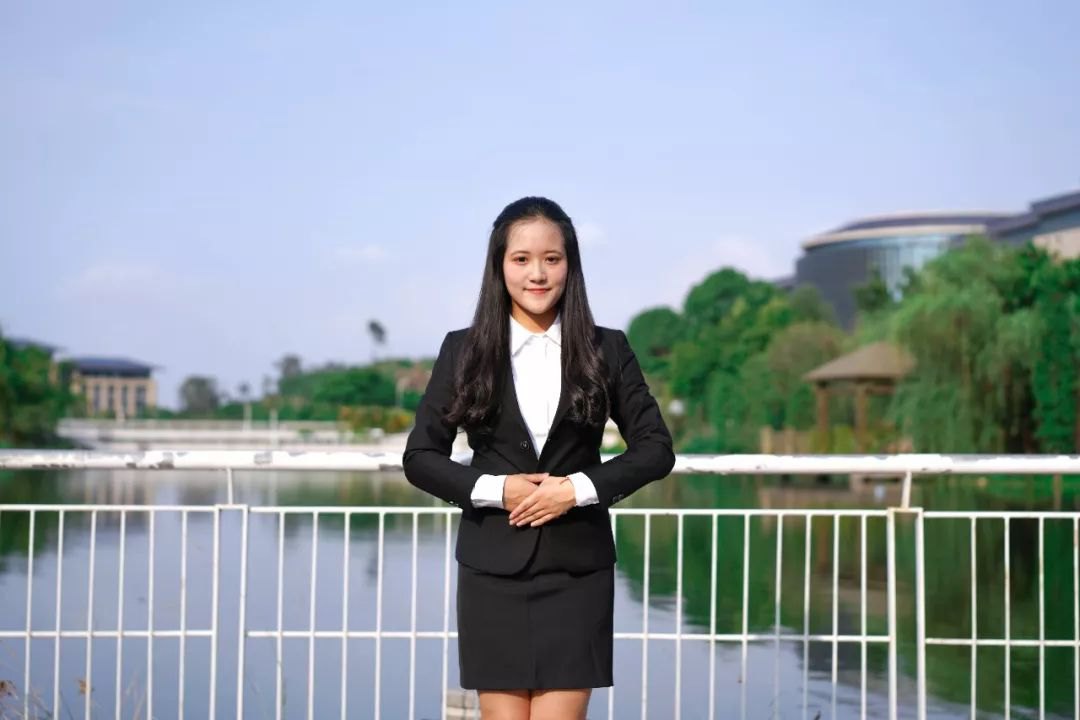 很多人都应该听说过龙湖地产,公司创始人叫做吴亚军,而蔡馨仪就是