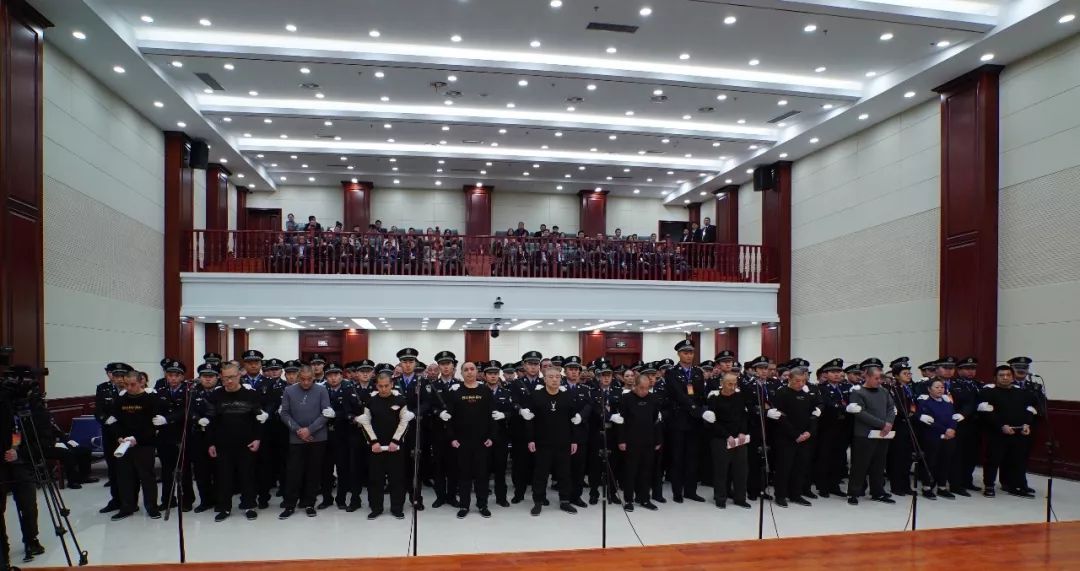 肥城市人民检察院检察长杨希沧等9名检察官及书记员出庭支持公诉,肥城