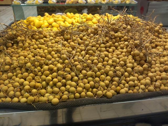 三岁女孩偷吃超市一颗龙眼员工大骂没教养宝妈霸气做法真解气