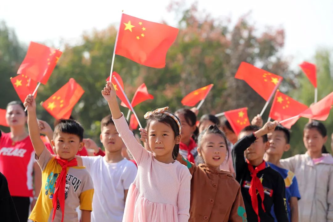 爱国的孩子,真可爱!